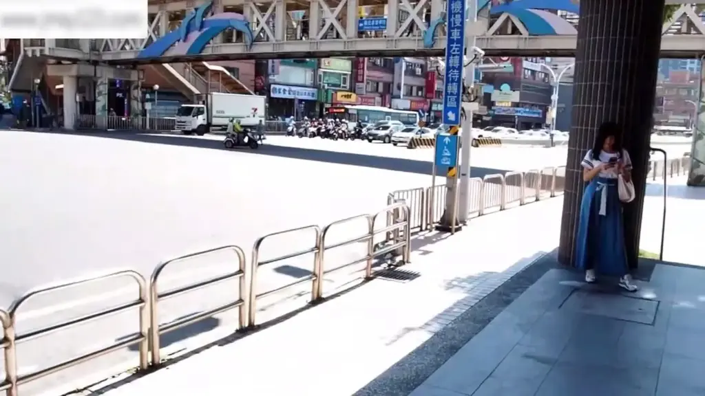 脱掉台妹白袜运动鞋挠脚心 脱掉台妹白袜运动鞋挠脚心<br>原创作者：V笑原创<br>老哥约来台湾小美眉，脱下她的运动鞋和白棉袜挠脚心，很好看的一部片子