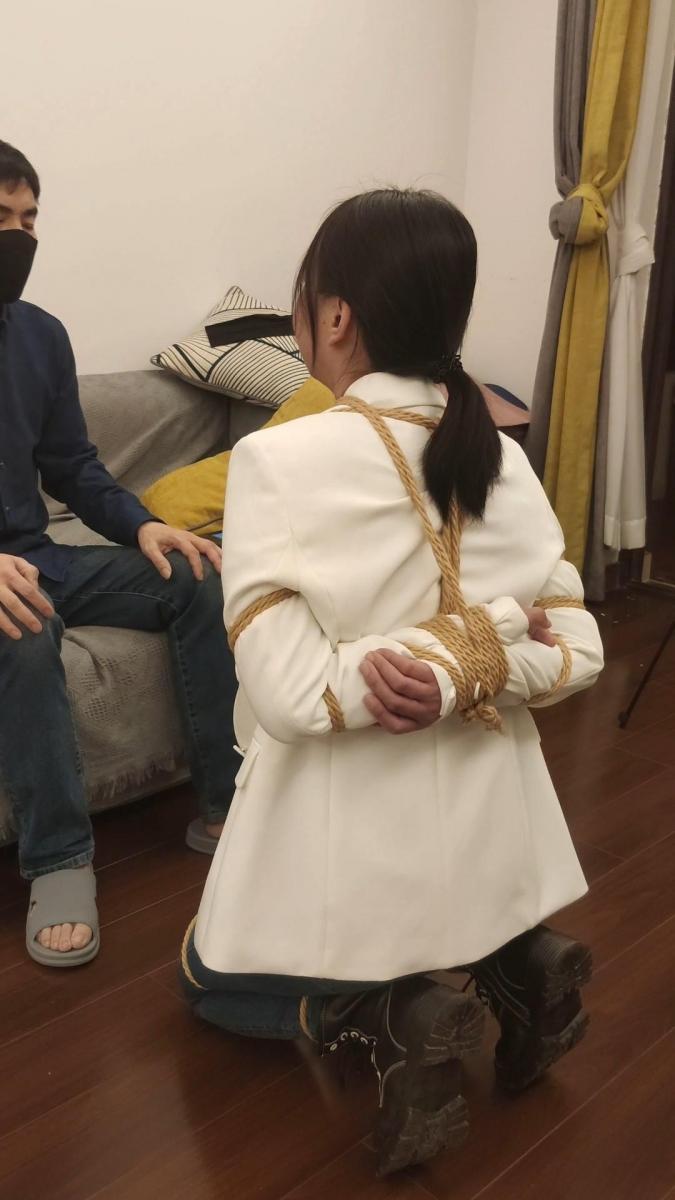 【妻奴麦子51】捆绑调教，另外视角拍摄 【妻奴麦子】捆绑调教，另外视角拍摄<br>网盘资源为2K，请大家根据情况下载<br>解压密码：softkb,解压后修改扩展名rar，再次解压即可。<br>Qq：2716870964(请注明来意)<br>Twitter：@xinhaizhang5