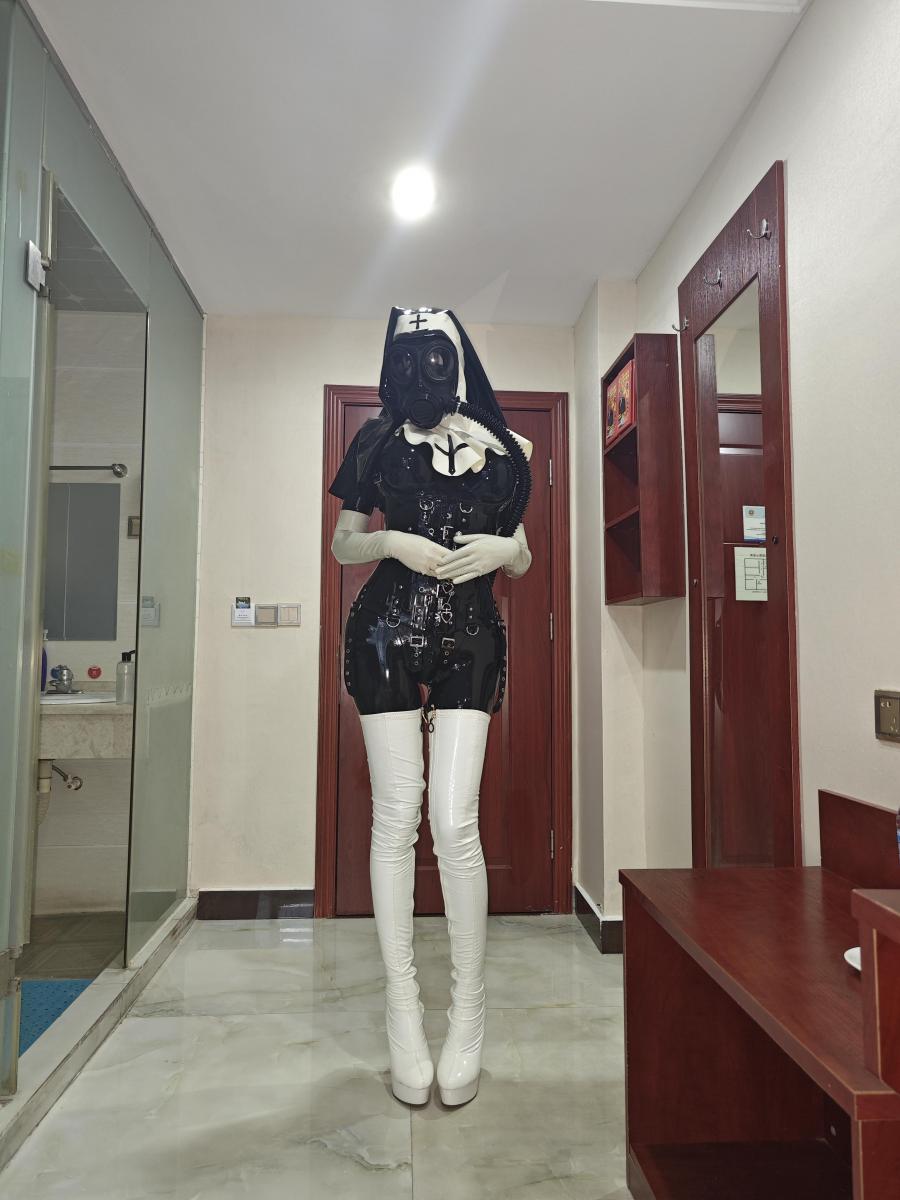 乳胶修女 这次是乳胶修女出镜哦~准备了很久呢<br>天气也是有够热的，脱下胶衣之后胶衣里面都是汗水呢，就连[X_X]也有汗液~<br>有需要修女姐姐开导的小伙伴可以加QQ2906685615哦~就算是想要被修女姐姐踩在脚下也可以哦~