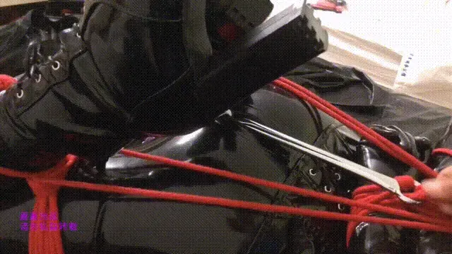 【乳胶伪娘-嘉嘉】驷马放置 训练器 钢钩 震蛋 电击 大家好呀~~这里是抖M乳胶伪娘嘉嘉(≧▽≦)<br>这次嘉嘉我被放置play了。<br>眼睛被蒙住，头套里面带上口球，然后被驷马绑在床上，各种玩具全开，只能无奈地在床上打滚呻吟。(>__