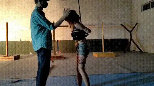 梁姗姗在仓库受难 娇小可爱的梁姗姗，被吊在废弃仓库正中央，接受鞭打，耳光，一顿毒打后，被绑在十字架上，tk鞭打放置。视频解压密码：1234  。<br>山鬼绳艺体验店面向全国爱好者开放，本店提供绳艺捆绑模特服务，体验女绳师捆绑服务，体验长时间囚禁服务，绳艺教学培训，绳艺交流会，场地出租，专业麻绳销售，原创视频套图销售，作品私人订制，模特原味丝袜出售等，另外本店招募同好合作伙伴。<br>微信15670557280（司瑶）shangui7988(山鬼） QQ：1077384455