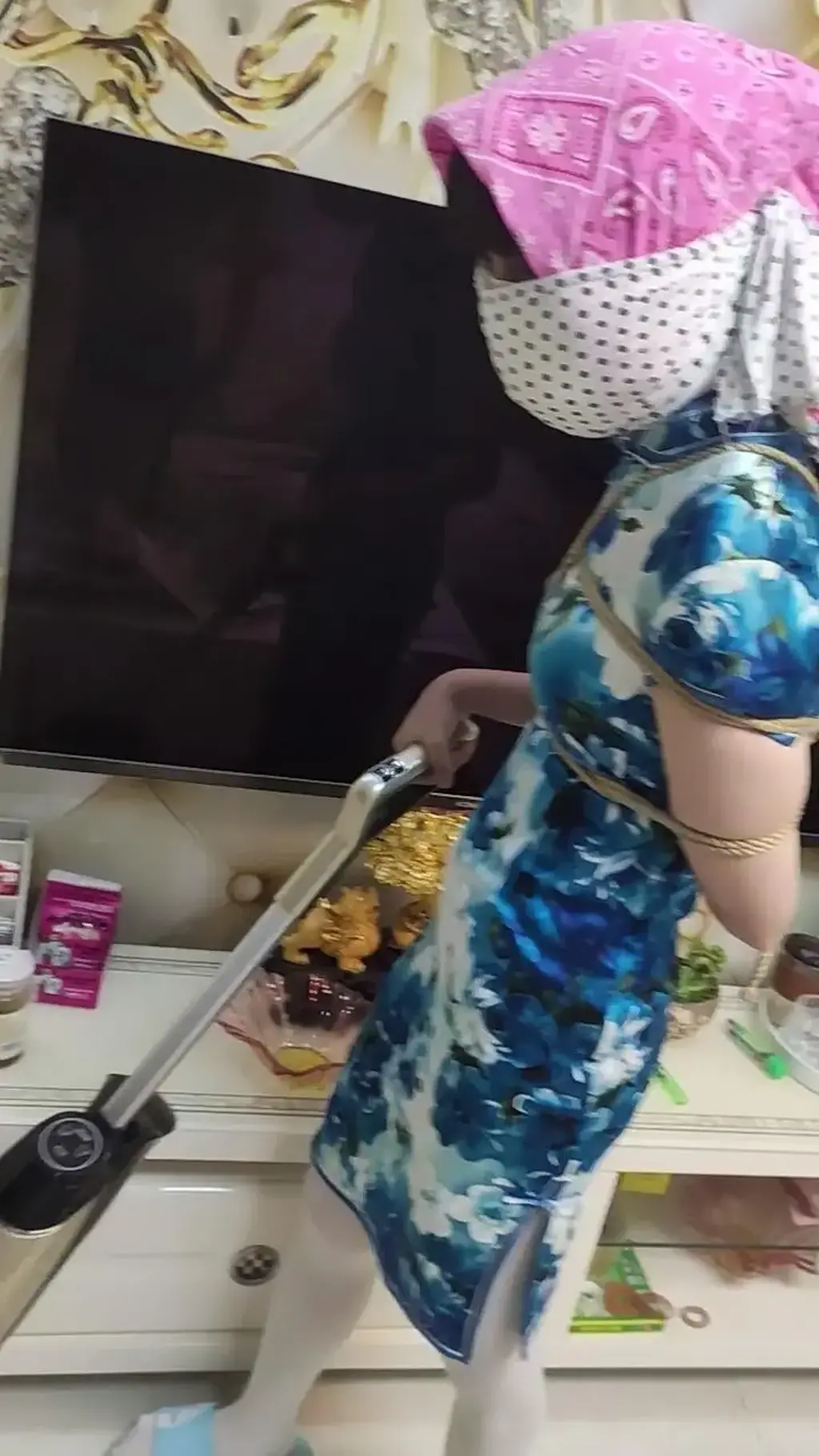 不服管教的小妞被捆绑堵嘴多重蒙面拖地，还不服就给她来个子息 不服管教的小妞，家务也不做，怎么办，绑起来，捆绑塞嘴蒙面，看你还不老实，不老实就给几鞭子，再不服就绑在凳子上，多重蒙面，还不服就给她来个塑料袋套头子息，然后给个强高。。。