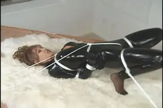 胶衣MM被捆绑调教 胶衣MM被捆绑调教
