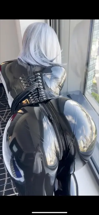 银酱@胶衣福利 在阳光下如此美轮美奂的胶衣展示，你心动了吗？那勾人心魄的黑色反射着诱人的光晕。
