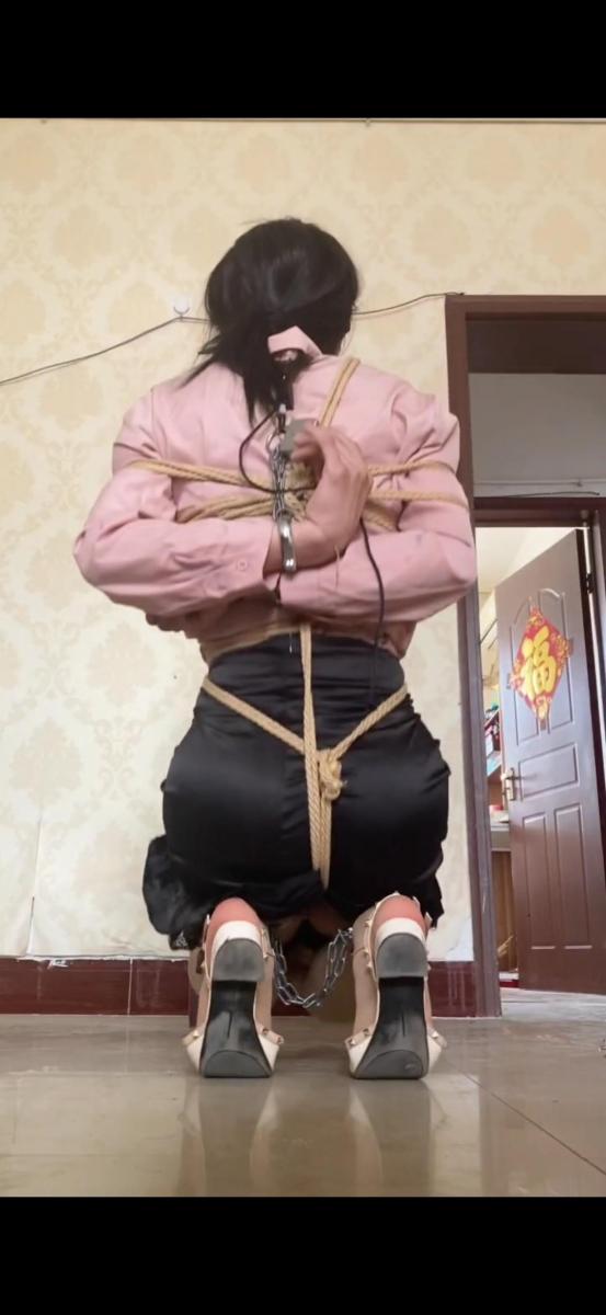 薇薇吊带肉丝淑女装日式捆绑脚部镣铐 今天穿上了淑女装和肉色丝袜，还是那种吊带袜，下身是那种束腰裙子，穿的华伦天奴的鞋子很性感吧，一样是定时锁，脚部镣铐，嘴还被口球塞住撑得嘴很大，嘴里都是口水。薇薇q1251781327（有门槛），工作室q3221079735