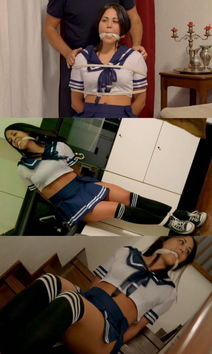 Mia - Hopping around (ultraHD) 米娅被囚禁在房子里，该男子必须离开房子，并打算将米娅绑起来并堵住她的嘴。 米娅试图把手放在前面，但该男子说这不是开玩笑，所以她不得不将手腕放在背后。 男人离开了房子。 现在米娅正试图从椅子上挣脱出来。 跳上楼梯，一步步坐着走下楼梯。 她跳到厨房，终于在抽屉里寻找可以解救她的东西，试图够到它，但拿不到它，因为米娅被绑得很紧，一根绳子通过绳子将她的手和脚连接起来。 米娅接下来试图去拿转盘电话，但她的手够不到。 她在找一支笔，虽然她的嘴被布堵住了，布在牙齿之间打了一个结，她可以用牙齿拿起笔，尝试拨打一个号码……。 现在她正试图寻求帮助来堵住嘴。 有人接到她的电话吗？ 有人来帮助她吗？ 米娅只能坐着，抽泣着等待……Mia is held captive in the house, The man has to leave the house and and is going to tie up and gag Mia. Mia tries to give her hands forward, but the man says this is not going to be a joke so she has to put her wrists behind her back. The man leaves the house. Now Mia is trying to free herself from the chair. Hopping to the stairs, Go down stairs sitting step by step. Hopping to the Kitchen she finally looks for something in the drawers to cut her loose, tries to reach it but can't get it because Mia is so tied up that a rope is connected by hands to her feet. Mia tries to get to the turntable phone next, She can't reach with her hands. She's looking for a pen, Although she is gagged with a cloth, Cloth gag a knot between the teeth, She can take the pen with her teeth and try to dial a number…. Now she's trying to get help gagged. Is someone getting track of her call? is someone coming to help her? Mia can only sit, sobbing and waiting...