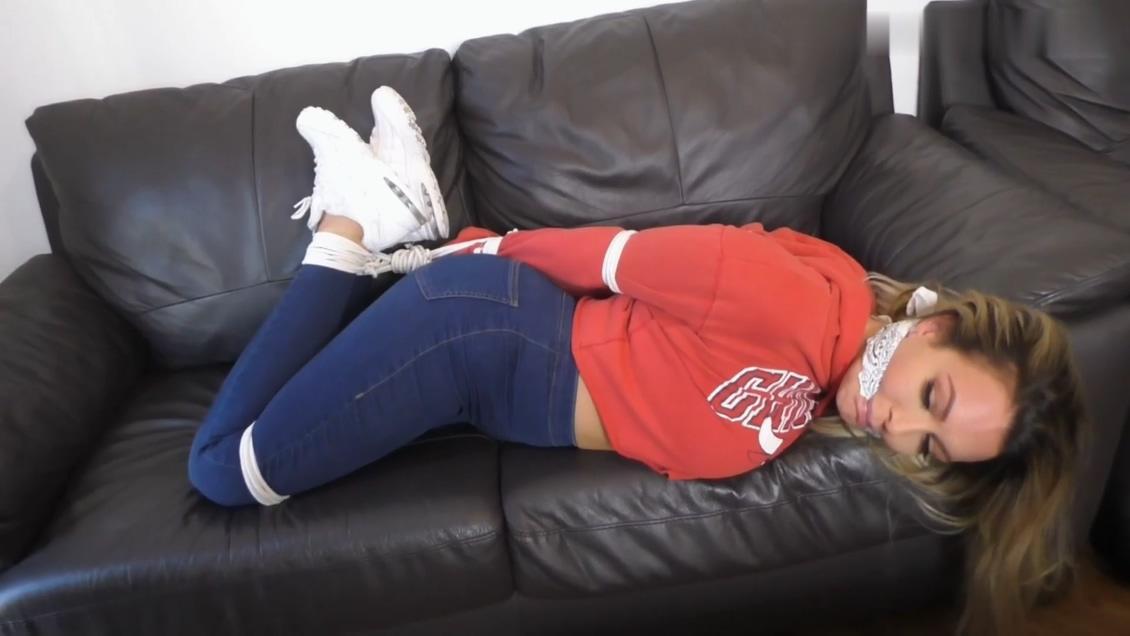 Jenna in: Spectre From Her Past: "The Evil Creep Tied Me Up On My Couch &amp; Left Me To Strugg Jenna in: Spectre From Her Past: "The Evil Creep Tied Me Up On My Couch & Left Me To Struggle While He Laid His Dastardly Plans!" (Bonus Cut) (WMV)邪恶的怪物把我绑在沙发上，让我在他制定卑鄙计划时挣扎