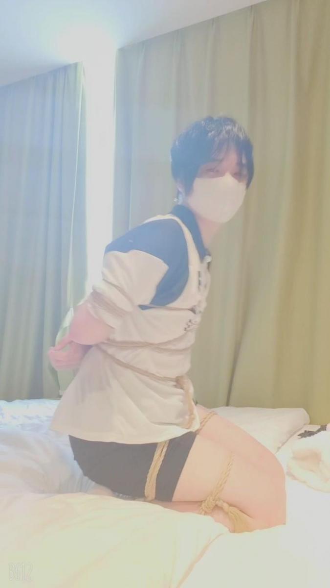 【白桃】正太装白袜折腿缚 尝试了下新风格，白袜控的可以支持一下~