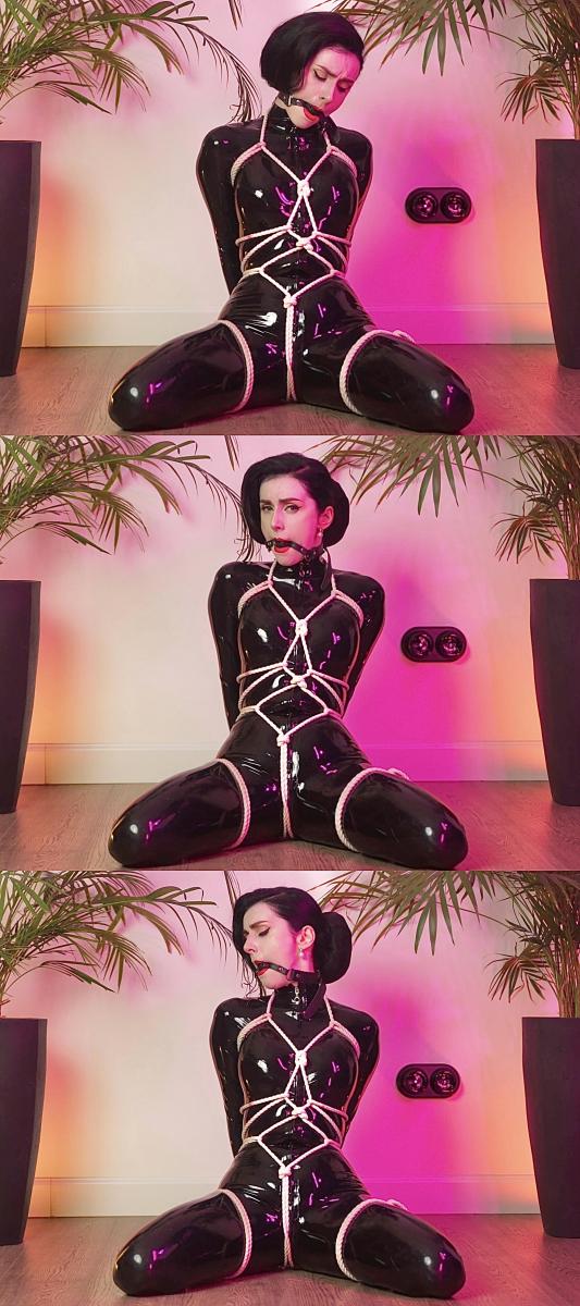Sensual bondage in a latex catsuit (4K) 性感的胶衣女神被绑起来了！<br>女神鸭子坐坐在地上，双臂反剪拘束在背后。<br>嘴里还带着口球，口水止不住地往外流。<br>女神扭动着身体挣扎着，一脸幽怨。<br><br>PS：时间不长，但是胶衣颜值捆绑要啥有啥，算是小福利了，诸位1钻抬走。