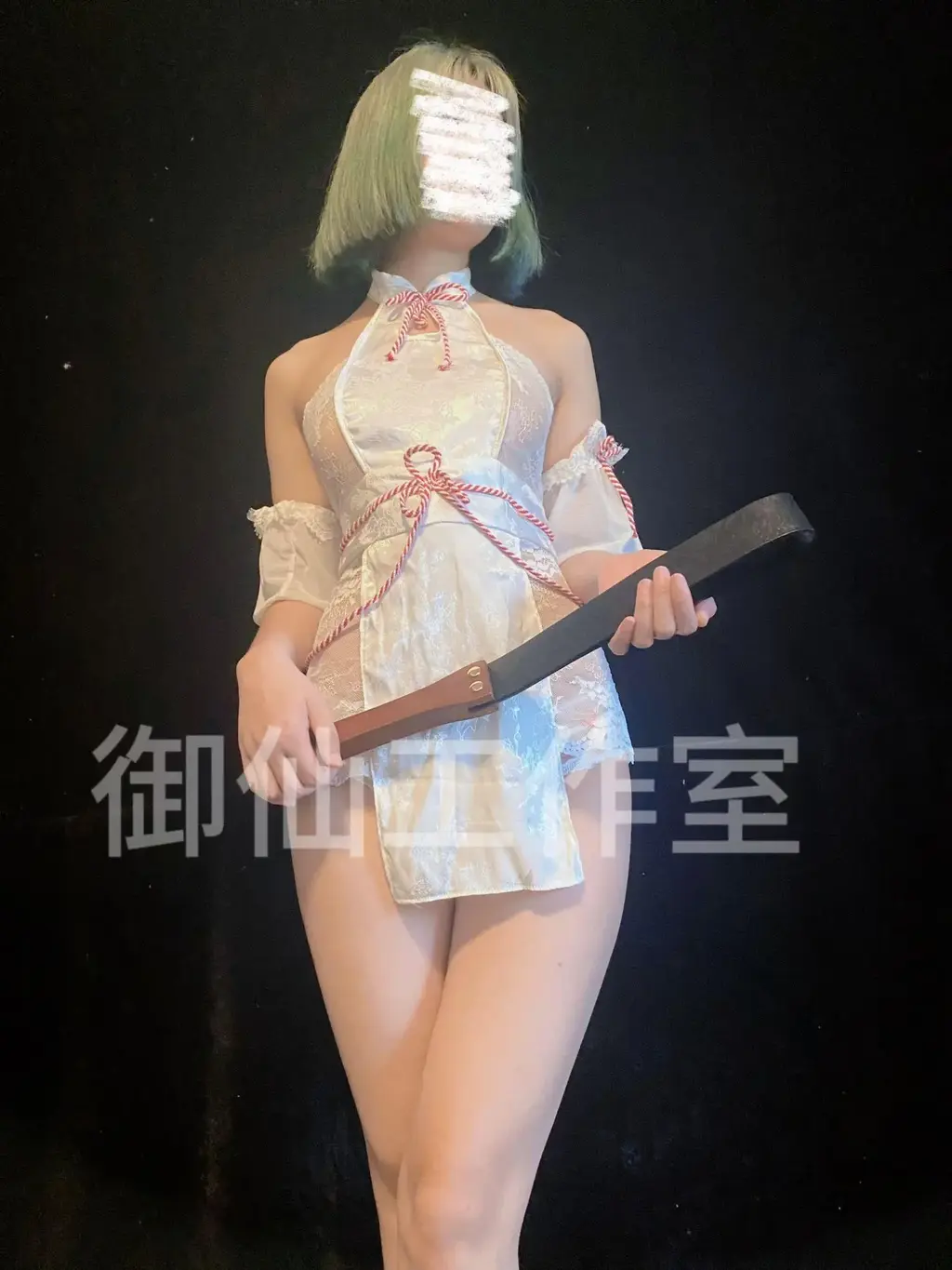 清纯姐妹花的SP福利专辑 御仙工作室首次SP专场调教，与传统的SP不同，姐妹花以各种游戏的方式为对方抽取各种惩罚，开启另类的SP之旅。美背，翘臀，以及脆弱的大腿内侧，无一幸免，手心脚心也被打的通红。在主人的不断惩罚和各种高难度姿势下，小狗终于承受不住没有保持住姿势，反而获得了其他方式的惩罚，在[X_X]的猛攻下，小狗不断加紧的臀部，摇曳的身姿带着对主人的渴望不断的增加，在主人的调教中娇喘连连。【御仙工作室】：对圈内爱好者开放，欢迎前来约绳，体验；并提供线上定拍、线下约拍。原味服务。坐标郑州<br>【招聘】)本工作室招聘模特有想了解的可以加客服QQ了解QQ：1796426163(注明来意)