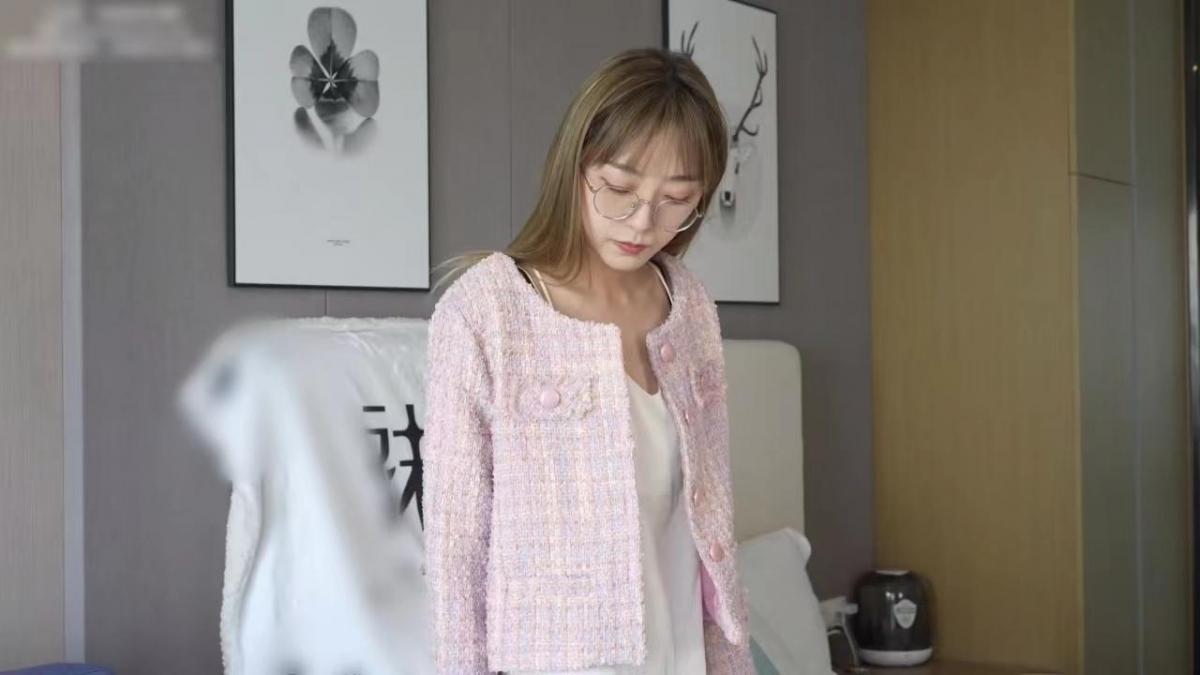 袜啵啵225期：稚予-两双高跟鞋、厚灰丝 袜啵啵225期：稚予-两双高跟鞋、厚灰丝<br>原创作者：袜啵啵<br>袜啵啵筷子腿模特稚予穿着厚灰丝搭配两双高跟鞋展示美足美腿，很好看的一部片子