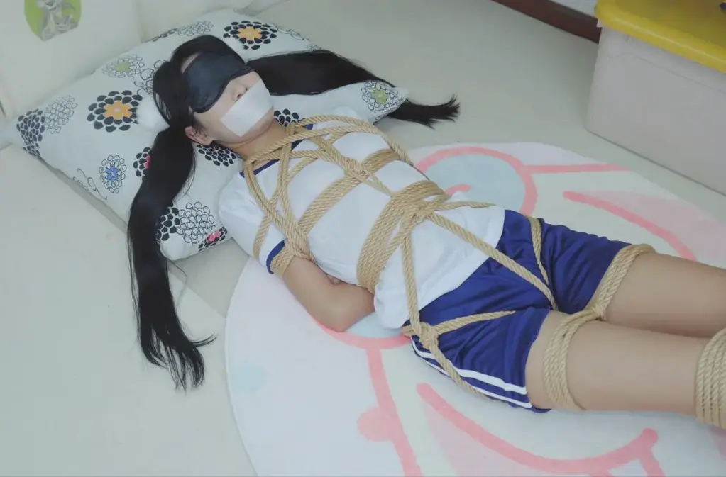 【冷与贝159】体操服双马尾妹子捆绑股绳，胶带封嘴，扔到地上放置，脚踩 紧缚，放置，股绳，放在地上用脚提拉股绳，踩胸。<br>下载后解压，解压密码leng解压后改后缀为.mp4