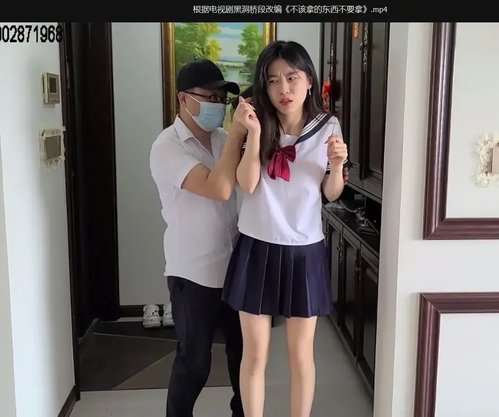 根据电视剧黑洞桥段改编《不该拿的东西不要拿》 片长12分钟，1080p全高清拍摄。女大学生薇薇认识了混混阿三，两人很快就成为了恋人关系，这天阿三让薇薇去取一笔钱然后存到自己卡里，不料就是这笔钱给薇薇招惹了弥天大祸.....