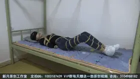 【新月原创】【红豆】定拍 绳模之路 以绳模身份进行照片拍摄的伪剧情片 丝袜堵嘴很棒 【新月工作室】定拍交流QQ：1003187439 备用2936094312<br>【出原味妹子】3104988182 小洛（红豆）2389316626 玉箫 3451471253 佳怡 2952715351 晴儿<br>约绑攻略有售直接滴QQ：3104988182！！！本工作室正式启动会员优惠折扣方案，请有兴趣的同好加客服Q：3104988182详询<br>同好定拍，感谢授权我发布。微剧情：<br>1、红豆是个上门小绳模，今天金主想拍摄一套她的捆绑照，按照要求，给红豆换好衣服，上绑。<br>2、作为被拍照的绳模，红豆只能任人摆布，塞袜子，摆造型，都得听之任之。<br>3、摄影师越拍越兴奋，最后拍了上百张照片之后，满意而归~
