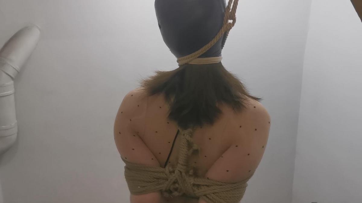 『我的媳妇』129弹、连身肉丝+凉高跟、全身紧缚胶带**着爬楼梯+楼梯间长达20分钟的剥夺感官+绞刑+电击、片尾附彩蛋高级黑~ 片名:0703剪辑版<br>时间:50分钟<br>大小:1.8g<br>格式:zip 7z建议使用360压缩解压<br>失效站内信联系我<br><span style='color:#b0b0b0;'>[隐藏文字，购买后可见]</span><br><br>片尾有彩蛋<br>满满的撸点哈<br><br>想了个馊主意<br>多少有点馊<br>全身绑着的情况下<br>再胶带**爬楼梯<br>起初以为不太可能<br>好家伙真被她做到了<br>这上上下下的<br>把这妞憋坏了<br>等她累的不行的时侯<br>再拖起来绞刑~<br>把高跟鞋一脱<br>脚一直垫着再电击的刺激下<br>俩腿直打抖~