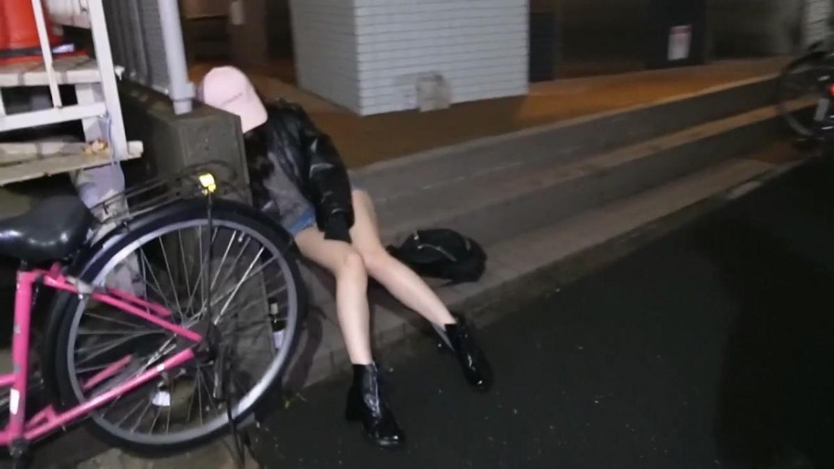 ヤミヤミ013/寝顔がそそるエロケツ美女/ヤミヤミアルコール <span style='color:#b0b0b0;'>[隐藏文字，购买后可见]</span><br>深夜12時。繁華街の喧騒から離れた或る路地裏。<br>ワインボトルを傍に置いて、階段に女がひとり座り込んでる。<br>親切な男を装って彼女に話しかけてみると、どろんとした瞳でこちらを見返してきた。<br>おそらく20代のまだ前半だろう、幼さの残る顔立ちと血色の良い肌が街頭に照らされる。<br>ぴったりとした服に包まれる、瑞々しい若い肉体に、私は密かに唾を飲んだ。