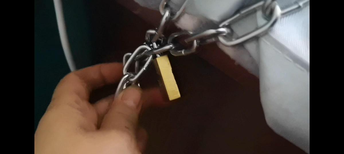 囚禁篇二 可怜的男奴被女主用厚厚的棉被.层层包裹捆绑。拼命的挣扎.但是奈何全身被棉被紧紧的束缚着.无法逃脱.....可这还不是他最后的命运..女主竟然拿着长长的铁链...........