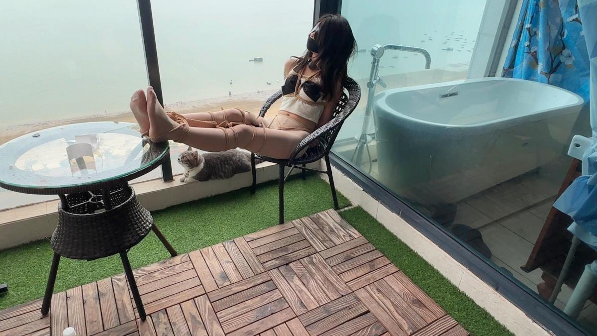 【欢乐谷原创】绑在阳台上的美女与大海 海边的风景是挺好看的，丫丫特别喜欢，于是大叔把丫丫绑在阳台上，让她看个够，但是过分的是习惯性的把眼睛蒙上了，这下就整得尴尬了，好的她很是生气，，，<br>老样子，<br>定拍咨询q331266083<br>同好交流q331266083，盗窃者勿扰？