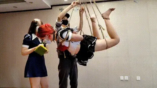 和两个美女玩游戏 神秘包包里放了捆绑造型和调教的内容，两个女孩分别抽纸条，按照纸条的内容进行捆绑和调教，女孩们被虐惨了。视频解压密码：chuxin 。<br>一绳所爱绳艺体验店面向全国爱好者开放，本店提供绳艺捆绑模特服务、体验女绳师捆绑服务、体验长时间囚禁服务、绳艺教学培训、绳艺交流会、场地出租、专业麻绳销售，原创视频套图销售、作品私人定制、模特原味丝袜出售等，另外本店招募同好合作伙伴。微信：351552501初心