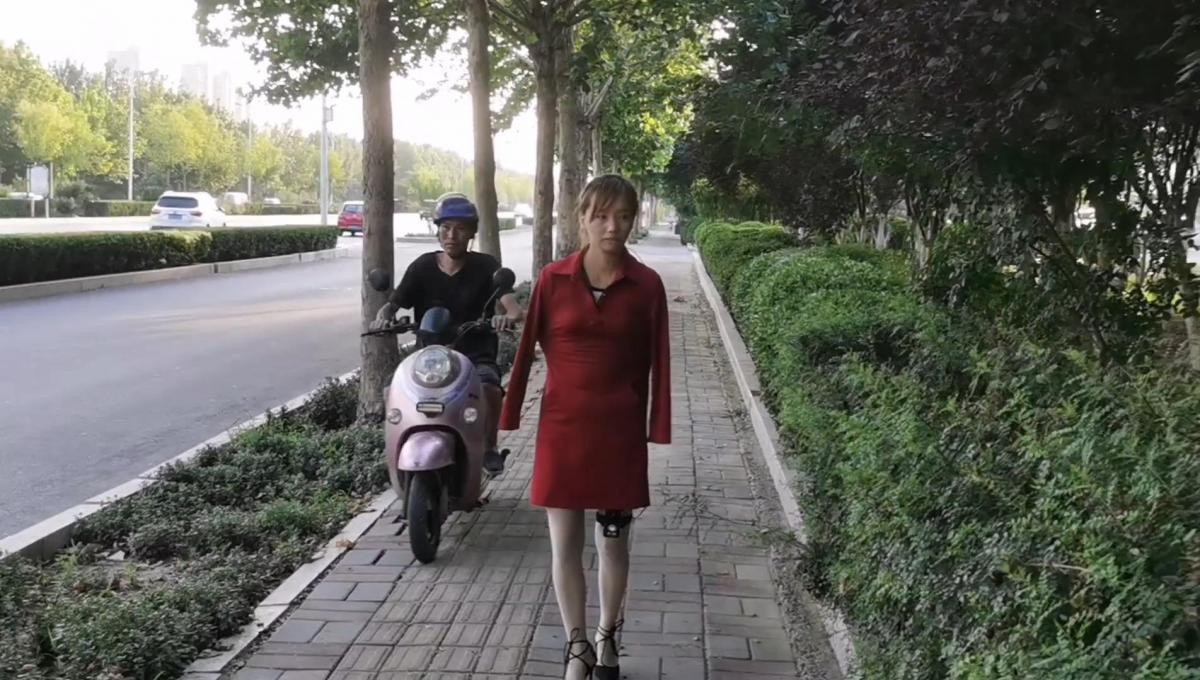 定拍客户授权发布：要求真空日式捆绑，y部放1个郊狼电击y塞，灌长代吊到头发上，外穿套上连衣裙，户外探险那里人多车多那里去，寻找户外刺激...... 解压密码：hdsy<br>要求真空日式捆绑，y部放1个郊狼电击y塞，远程电击操作,灌长代吊到头发上把液体全部放出到G部，外穿套上连衣裙，户外探险那里人多车多那里去，寻找户外刺激，提心吊胆地完成了户外任务......<br>定拍交流请加QQ272728243