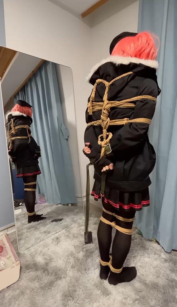 [cosplay]少女前线-MP7/JK 伪娘日式驷马/直臂驷马 捆绑挠痒[HY-40] 出镜：<br>我、莉可<br><br>首次女装登场和被绑……<br><br>第一段前四分钟莉可绑我然后挠痒，绑法是日式和驷马<br>我衣服是MP7，莉克是爱丽丝<br><br>第二段剩下十分钟两人立场反转，绑法是直臂单腿驷马<br>我衣服还是MP7，莉可JK<br><br>主要玩法就是挠痒，我俩都挺怕痒的……