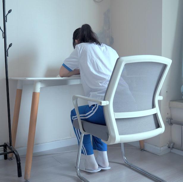 女孩考试没拿满分被后爹绑起来惩罚羞辱罚跪苦不堪言 女孩考试得了99分被后爹批评没拿满分，家法伺候<br><br>将她紧缚下跪打屁股，因为女孩穿丝袜更加恼火于是将她菊花塞上塞子并将塞子和脚趾绑在一起罚跪<br><br>更过分的是还要忍受PUA精神和肉体双重折磨和羞辱<br><br>但可怜的女孩无力反抗，只能任由欺负<br><br>1080P<br><br>注：LZH格式压缩包直接解压，无需密码！<br><br>必须下载后解压，无法网盘在线解压，请注意！<br><br>如遇解压出错，请安装支持lzh格式的解压app解压！<br><br>（ 建议使用2345好压 ）<br><br>