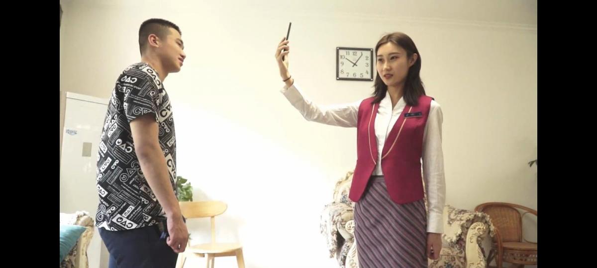 【逍遥订拍】空姐遇难 美女空姐 点穴元素 挠痒 玩脚 请安剧情丰富 讲述空姐在家练习舞蹈，形体优美，结果被早就偷偷溜进他家的小偷偷袭，从背后点住穴道，然后开始折磨她，点他的笑穴疯狂大笑，还把她的高跟鞋脱掉垫着脚站立，空姐一会便支持不住，只能求饶。镜头一转空姐被换了身衣服放在床上，小偷便又点住穴道抚摸身体，挠脚折磨，空姐说以后都听他的然后让她请安结果又被点住。还是保持请安的姿势，点住穴道无法动弹。