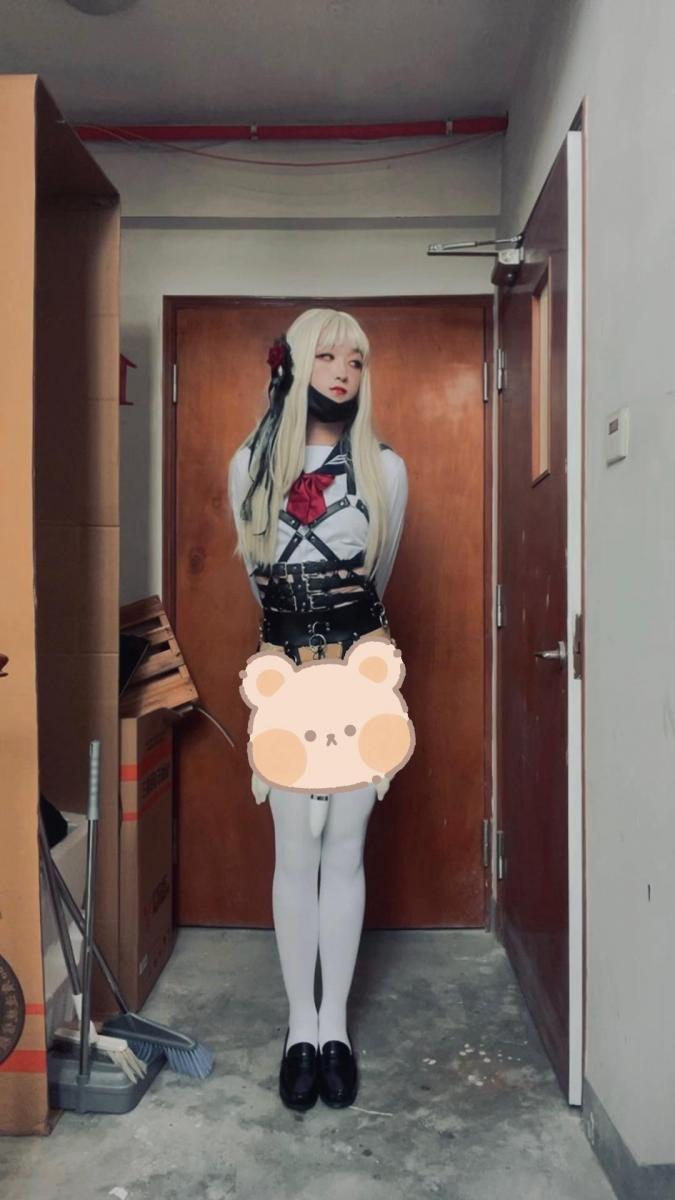 【Saber大小姐/JK伪装拘束天台露出】表面清纯楚楚动人的JK少女，竟如此淫乱。 这期除了天台露出以外比较水，没有捆绑（下次一定会补上的ww）。最近很喜欢反差感，于是出了个JK的伪装拘束，比起lo裙来说JK其实就不适合直接走出去了，因为其实zdb和绳子都会露出来，而且布料少所以容易被盯着看。外面披一件外衣就可以解决问题啦，蓝色的外衣比较大，可以完全遮住，透明色那件可以直接透出身体下带着的玩具喔。<br><br>天台要先坐电梯到楼顶，再走楼梯上去，如果遇到清洁工或者洗水箱的师傅我就寄了。说是说寄了，但是其实心里还是有点期待会被怎么样呢，（不能给别人添麻烦呢，所以大概会头也不回的跑叭，kawaii捏）。<br><br>小故事：<br><br>优等生一果今天特意换上了新的水手服，配上雪白的长筒袜和小皮鞋，看上去清纯又端庄。一直暗恋的Ta已经在此等待良久。“有些话，想跟你说。”一果的声音有些颤抖。"我喜欢你，还有…你能成为我的主人吗…”<br><br>言罢，一果脱去短裙。Ta愣在原地，看着一果满身的“玩具”，一时间，天台上只剩下了风的声音