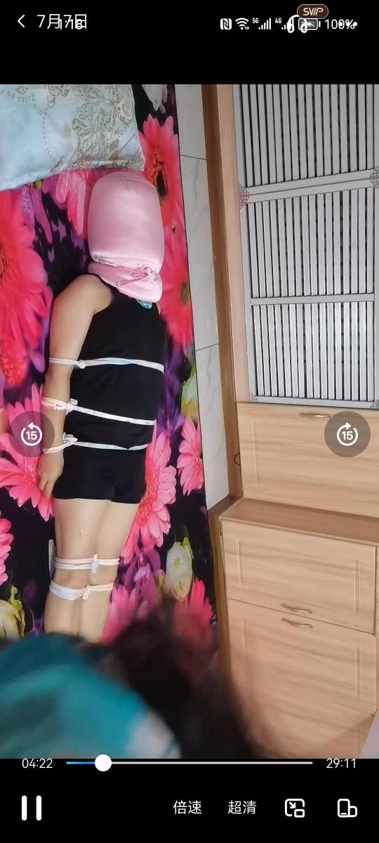 迷晕绑架男m20斤棉被捂闷 一场精心策划的绑架正在悄悄的展开.被迷晕的男m醒来后发现被捆绑就激烈的挣扎想要逃脱女主的魔抓.奈何道高一尺魔高一丈.女主早就把20斤的大厚棉被准备好了.接下来女主又会怎样蹂躏男m呢?敬请观看......