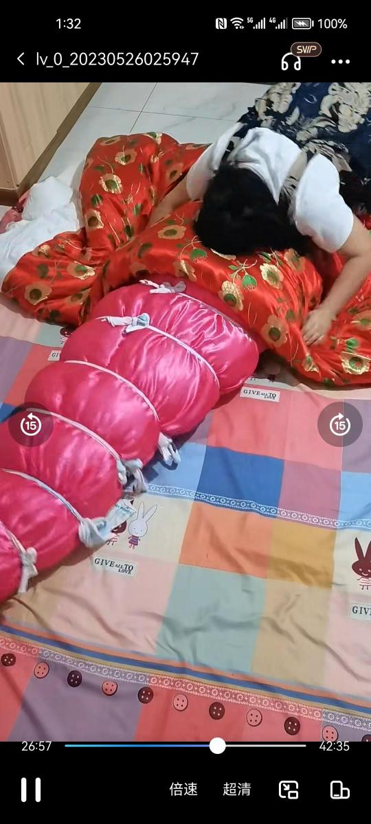 美女被美女棉被捆绑包裹 美女被堵嘴包头后，多层棉被包裹，无法呼救，该怎么办？再加一层。。。