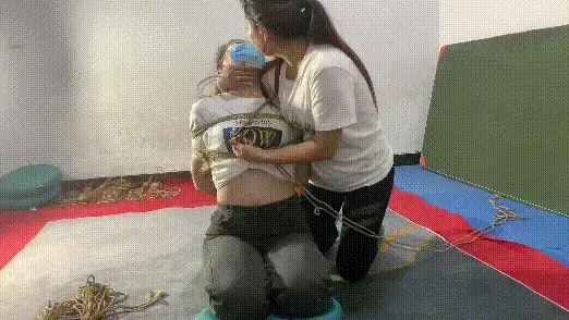 小妹妹见网友找姐姐玩耍，被绑后玩起了羞羞的东西，突然之间出现了一个人，她以为是救她的神，没想到。。。。。 小妹妹见网友找姐姐玩耍，被绑后玩起了羞羞的东西，突然之间出现了一个人，她以为是救她的神，没想到。。。。。解压密码sg456新乡绳艺体验店面向全国爱好者开放，本店提供绳艺捆绑模特服务，体验女绳师捆绑服务，体验长时间囚禁服务，绳艺教学培训，绳艺交流会，场地出租，专业麻绳销售，原创视频套图销售，作品私人订制，模特原味丝袜出售等，另外本店招募同好合作伙伴。微信：15670557280（司瑶）shangui7988(山鬼） QQ：1077384455