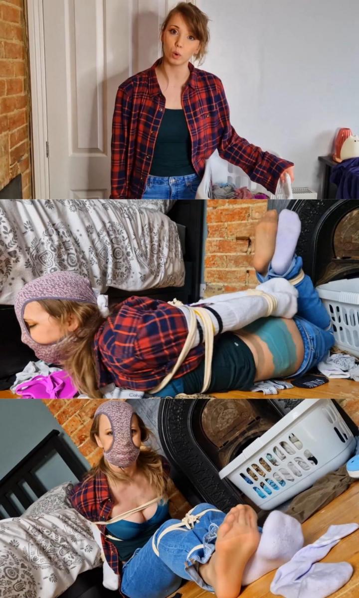 Lil Missy UK in Nagging stepmom gets tied And humiliated 今天是洗衣日，和往常一样，你没有打扫你的房间，甚至没有帮我整理你的脏衣服。 我厌倦了你整天坐着无所事事。 你不但没有帮我，反而从篮子里抓起我的一条脏内裤，塞进我嘴里，然后把我绑在地板上，袜子套在我胳膊上，然后用脏袜子堵住我的嘴。 正如你可以想象的，我没有留下深刻的印象，所以我挣扎着，通过我的口塞呻吟，要求解开。 然而，我的请求被置若罔闻，因为添加了一条内裤，是用我用过的另一条内裤制成的。 我的衬衫也被拉下来，露出了我的胸罩，牛仔裤的拉链也被拉开，我的一只袜子也被脱掉，显示我里面穿着一条连裤袜。 然后篮子里的所有东西都倒在我身上，所以我浑身都是脏衣服，然后你开始用手机给我拍照。 当你把我留在困境中，除了在一堆脏衣服中无助地挣扎之外，我无事可做时，我感到完全的羞辱。 我最终设法蠕动到门口，我的牛仔裤现在围住了我的大腿，露出了我的内裤，我用脚转动门把手，发现你站在外面，只是看着我。 我更加愤怒地要求释放，但我不知道当屏幕逐渐变黑时，你是否能听懂我的笑话。It's laundry day and, as usual, you haven't cleaned your room or even sorted your dirty clothes for me. I'm sick and tired of you just sitting around all day, doing nothing. Instead of helping me, you grab a pair of my dirty panties from the basket, stuff them in my mouth, then tie me up on the floor with socks over my arms, and gag me with a dirty sock. As you can imagine, I'm not impressed, so I struggle around and moan through my gag, demanding to be untied. My pleas fall on deaf ears, however, as a pantyhood is added, made with another pair of my used panties. My shirt has also been pulled down to reveal my bra, my jeans unzipped, and one of my socks has been taken off to show I'm wearing a pair of pantyhose underneath. The whole contents of the basket are then poured over me so I'm covered in dirty laundry, and you then proceed to take photos of me on your phone. I feel totally humiliated as you leave me there in my predicament, with nothing to do but struggle around helplessly, amongst the pile of dirty clothes. I eventually managed to wriggle my way over to the door, with my jeans now round my thighs, exposing my panties, and turning the handle with my feet to find you standing outside, just looking at me. I make more angry demands for release, but I wonder if you can even understand my gag talk as the screen fades to black.