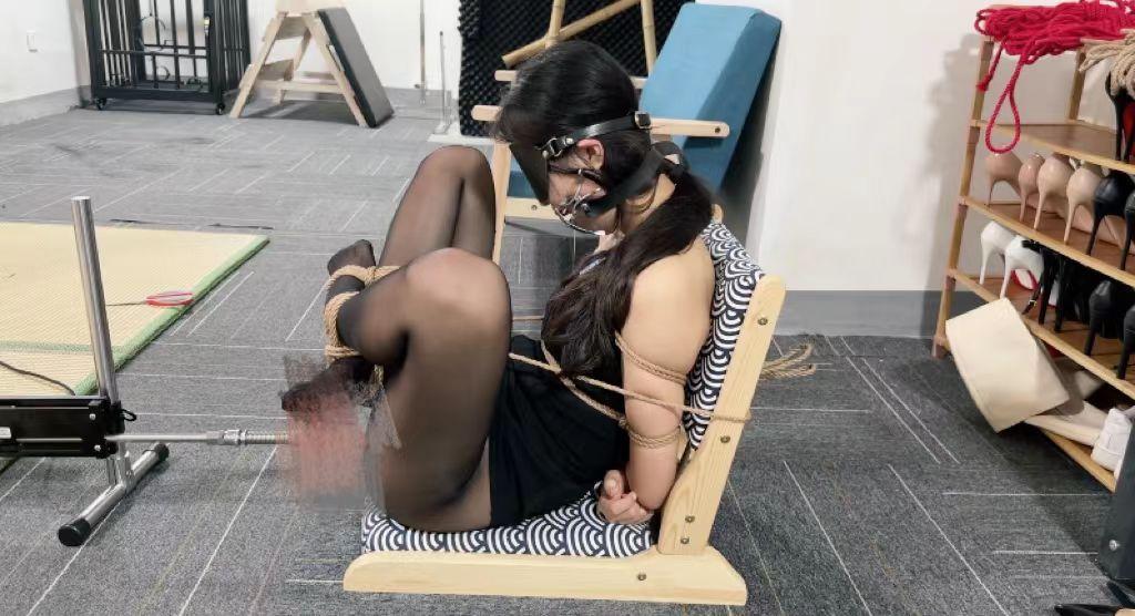 少女被禁锢在椅子上急速榨汁 少女被禁锢在拘束架上，YJ调教，SP,屁股被打的红肿，最后被禁锢在椅子上泡泡机急速榨汁