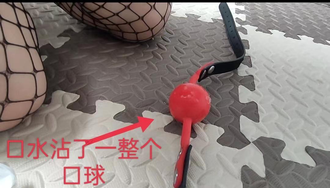 【娜绳工作室】【青柠】QNLK-66 ←这天，青柠看见网上发的一个消息:“招聘道具体验师”。于是，穿着黑色连体小上衣和泡泡袖，充斥着青柠的全身，搭配着渔网袜和小Lolita袜前去应聘了，这一身别提有多性感了。来到了娜绳工作室的镣铐体验室，被各类手铐展示的样子着实让青柠心动不已。<br>可是青柠不知道，体验室的人可是一个坏人青柠先是被坏人说要体验筒铐铐肘，链铐铐手上，体验一下，别看就这两幅铐子，就这两幅也足矣让青柠动弹不得上半身。可是就在体验完以后坏坏的事情发生了，坏人不管青柠的感受，在脚上也加了一幅筒铐，通过另一幅筒铐把肘部的筒铐拉紧，形成驷马铐。同时拉紧以后强制让青柠的上半身被迫抬起来，这样，戴着口球的嘴里的口水就能顺利的躺下来到床上。期间又多加了几副镣铐加固青柠的全身使其更加不能动身，这样一来，被狗狗调教棍调教的青柠只能无助的乱叫了。<br>→→→购买视频的且需要无水印的看官请私聊我，我会在第一时间答复并给您发送此视频的超清臻享无水印版←←←<br>↓   ↓   ↓   ↓   ↓   ↓   ↓   ↓   ↓   ↓   <br>✅主页：https://www.linzijun.app/@nashenggzs<br>✅QQ：642462518<br>✅微信：Nashengliaokao<br>✅推：@NashengQN<br>↓   ↓   ↓   ↓   ↓   ↓   ↓   ↓   ↓   ↓   <br>➡需要定拍的可发私信跟我沟通你的大概想法，确定需要定拍留下QQ我加你详聊商谈，有兴趣洽谈合作女绳模的私信留下QQ，看到会加你联系<br>有兴趣的朋友也可以提供服装以便于视频拍摄<br><span style='color:#b0b0b0;'>[隐藏文字，购买后可见]</span>