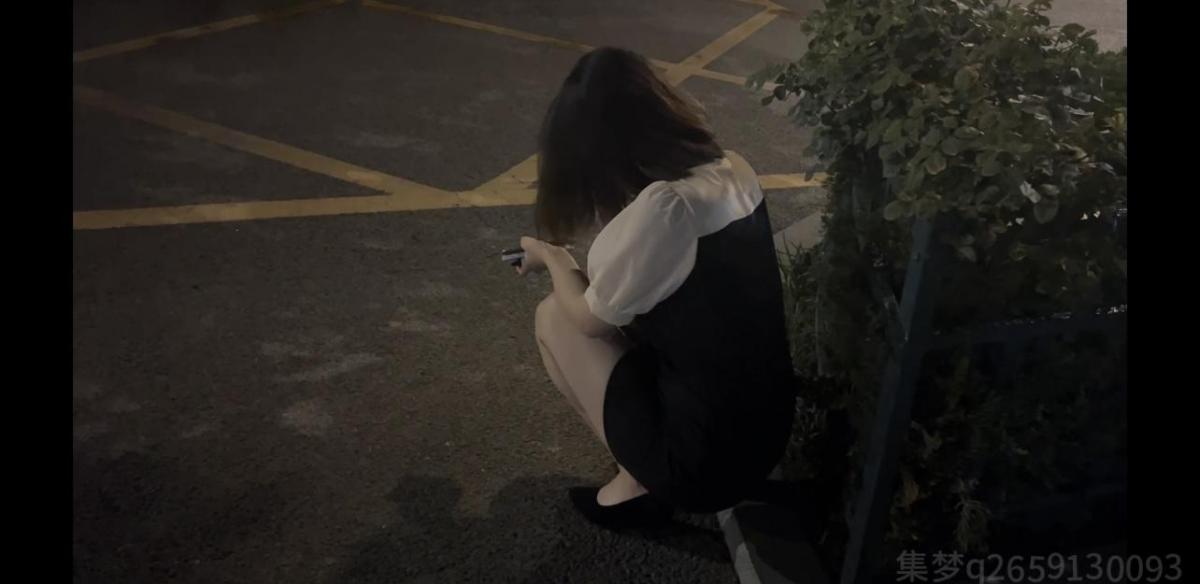 定拍《网约车惊魂》户外道具堵嘴、口水、蛋蛋塞入 <br>夜晚，在一个繁华都市的街头，年轻美丽的女孩Y刚在pub参加完聚会，晃晃悠悠地拿起手机，打开网约车软件。不一会儿就来了一辆车，她坐上后座，由于酒精的缘故，她在位子上显得躁动不安，先是抚摸扭动自己的身子，继而脱掉了鞋子把脚翘到了前排。<br>司机D抵挡不住，心生歹念，将车开往了一个偏僻的角落，Y发现事情不对大声质问司机：“你在往哪开？”却为时已晚。<br>D突然急停靠在路边，不怀好意的去摸Y的大长腿，同时Y也被突如其来的感觉惊醒，D被吓了一跳瞬间把手收了回来，Y问司机：这是哪？这不是我家。你要干什么？Y想要打开车门没想到D已经把车门锁了，Y一边说着：我要报警了你快把车门打开！，D听到报警立马起身把Y捂晕一边说道：你敢报警？你等着吧！D趁Y晕的这段时间载着Y回到家里。<br>Y再次醒来的时候衣服被换成了女仆装，拘束方式自定义。<br>Y缓缓醒来，因为酒精的作用脑袋仍然沉沉地，恍惚间想伸展身体未果，逐渐清醒，想起前一夜发生的事，全身上下瞬间被恐惧笼罩，开始剧烈地挣扎呼喊：“这是哪里啊，有人吗！快放开我！”<br>过了一段时间，D拿着小刀缓缓走来，戏谑地俯视着Y。<br>D：“这是哪？这里以后就是你的窝。”<br>Y：“大哥你到底是谁？你想要什么我都给你，我一定不报警，求求你把我放了。”<br>D：“我想要什么？我只想要你做我的nn。”<br>Y：“大哥，我们无冤无仇的，求求你，求求你把我放了吧。”<br>D：“你是已经忘了昨天是怎么gy我的吗？现在我就来和你好好玩玩。”<br>Y：“求求了，不要，不要，啊…”