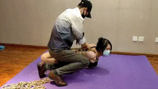 小花影直臂驷马 没事瞎胡玩的，给小花影紧紧绑了个直臂驷马，绑好后疼的嗷嗷叫。视频解压密码：chuxin  。<br>一绳所爱绳艺体验店面向全国爱好者开放，本店提供绳艺捆绑模特服务、体验女绳师捆绑服务、体验长时间囚禁服务、绳艺教学培训、绳艺交流会、场地出租、专业麻绳销售，原创视频套图销售、作品私人定制、模特原味丝袜出售等，另外本店招募同好合作伙伴。微信：351552501初心