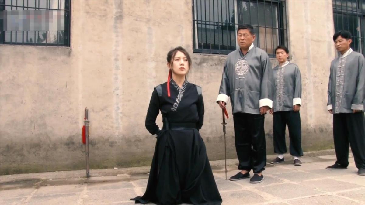 怀旧影苑 金叶 出品工作室：怀旧影视<br>怀旧影苑2023年新作，古装作品《金叶》，女侠金叶孤身一人至县衙，屈辱的向县令下跪，低头认输