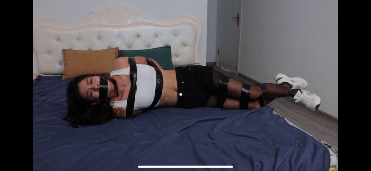 健身小妹的无妄之灾 得意客定拍作品，邀请了新人凉兮小姐姐，演技和挣扎都很不错！女主角从黑暗的房间中醒来，发现自己手脚被困，嘴巴被胶带封住，挣扎一段时间后向门口移动试图打开房门，由于房门上锁，需要拧开门锁，于是脱下鞋子将门锁拧开，然后跪着（类似于日本人坐着的姿势，拍到脚）试图用头拉开门把手（10分钟）<br>门被打开，歹徒一声不吭得将她拖了回去，在她嘴上加了几层胶带，并把女主眼睛蒙住，然后用胶带将女主捆成司马状态（也参考上面视频）然后对女主tk，一会儿后，歹徒离开，留下女主在黑暗中挣扎