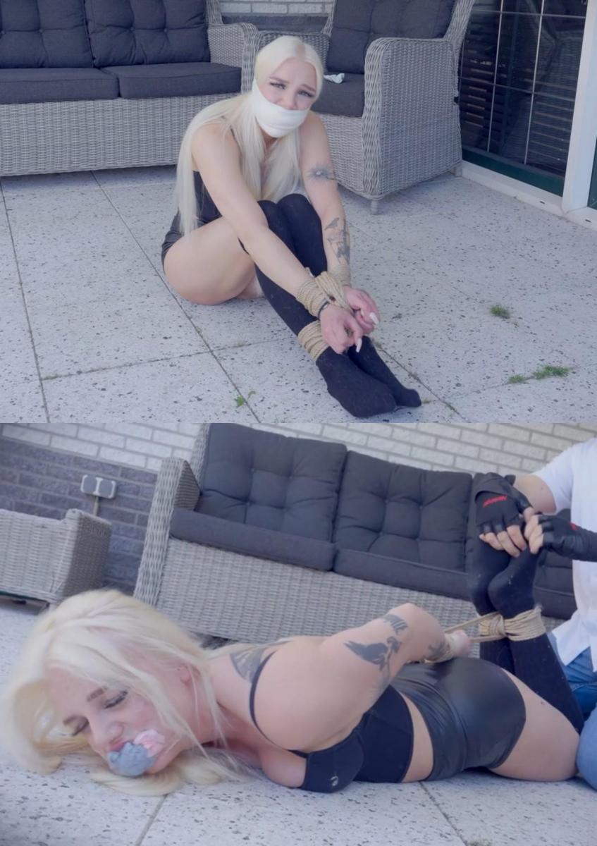 Luna - Tied Up Outside &amp; Massively Gagged 卢娜在她家里抓到一个人，很快就被堵住了嘴。 接下来她知道自己已经被绑在外面了。 她的嘴里塞满了三只袜子，头上还紧紧缠着微泡沫胶带。 卢娜 MMMMMPPPPPHHHSSS 一边试图挣脱紧领带，一边用嘴堵住嘴。 她挣扎了好几个小时，终于听到微弱的脚步声靠近。 露娜的心……Luna is catching someone in her house and is quickly handgagged. Next thing she knows she is balltied outside. Her mouth gets stuffed with 3 socks and there is microfoam tape tightly wrapped around her head. Luna MMMMMPPPPPHHHSSS trough her gag while trying to escape her tight tie. She struggles for what feels like hours until finally, she hears a faint sound of footsteps approaching. Luna's heart...