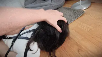 【丝米】《沦为玩具的邻家姐姐Ⅴ》(正片无码)强_行分腿，前戳后_顶，玩具差点被玩坏…脚踩打pp、掐bo子扇耳光、挠脚心、塞跳弹，棒棒猛_顶，呜呜娇叫、羞耻无助、加倍爽嗨！第一视角（高跟鞋、黑丝、皮带、 剧情简介：<br>玩具差点被玩坏了……胶带封嘴，束缚带紧紧绑起来，耻辱带勒着下_面，皮带绑腿，先用脚踩敏感部位，来回抚摸黑丝美腿，揉捏匈部，手指戳下_面，满嘴呻吟…<br>娇臀挺翘，pp十分欠打，猛挠脚心，掐bo子，打耳光，塞入跳弹，棒棒猛顶，先放置挣扎，再强_行分腿抱在怀里，前戳后_顶！羞耻无助，却只能嗷嗷求饶…第一视角，加倍爽嗨！正片无码！<br><br>解压密码：simi<br>改后缀为MP4
