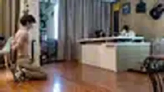 绳艺男模面试现场实录 今天面试官白瑶，现场面试了一名来店里面试做绳艺模特的帅哥，并且是紧紧的五花大绑起来面试沟通的，全程聊天对话，面试过后，白瑶嫌帅哥普通话不标准，另外就是忍耐力也不好，整体来说美女面试官白瑶对这个求职者不太满意。视频解压密码：chuxin 。<br>一绳所爱绳艺体验店面向全国爱好者开放，本店提供绳艺捆绑模特服务、体验女绳师捆绑服务、体验长时间囚禁服务、绳艺教学培训、绳艺交流会、场地出租、专业麻绳销售，原创视频套图销售、作品私人定制、模特原味丝袜出售等，另外本店招募同好合作伙伴。微信：351552501初心