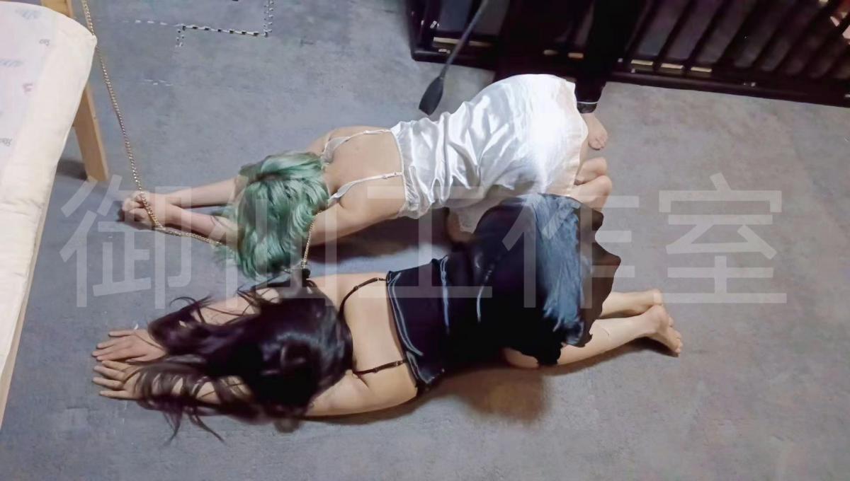 男人的快乐，黑白女仆姐妹花双调！绝对好看 调教专场，姐妹花被主人严格要求K9的爬行标准姿势，不听话就要挨上板子。美背，翘臀，无一幸免，手在主人的不断惩罚和各种高难度姿势下，小狗终于承受不住没有保持住姿势，反而获得了其他方式的惩罚，在[X_X]的猛攻下，小狗不断加紧的臀部，摇曳的身姿带着对主人的渴望不断的增加，在主人的调教中娇喘连连。【御仙工作室】：对圈内爱好者开放，欢迎前来约绳，体验；并提供线上定拍、线下约拍。原味服务。坐标郑州<br>QQ：1796426163