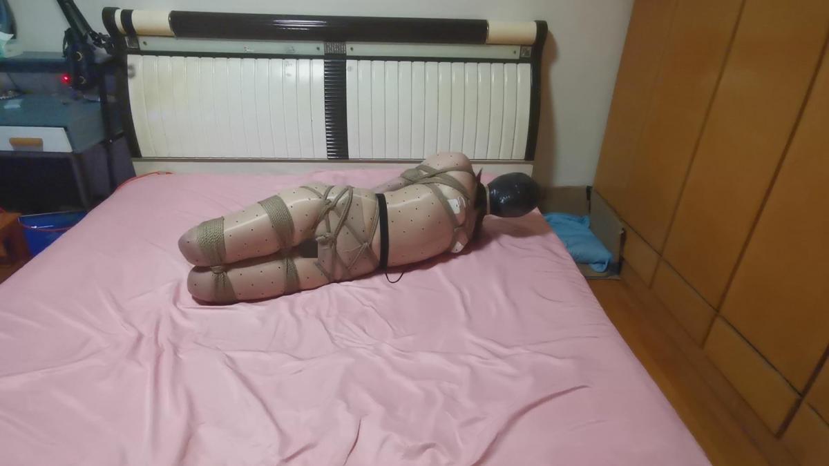 『我的媳妇』131弹、连身肉丝驷马放置监禁+浴缸水责驷马+电击、挣扎、剥夺感官、极限**、全程无尿点 片名:0716剪辑版<br>时间:69分钟<br>大小:2.54g<br>格式:zip 7z建议使用360压缩解压<br>失效站内信联系我<br><span style='color:#b0b0b0;'>[隐藏文字，购买后可见]</span><br>**要是时间久了<br>这妞现在都用头磕床表示抗议<br>我滴乖乖<br>这妞是不疼吗<br>放置的时侯[X_X]的股绳<br>她自己挣扎的太厉害<br>股绳往一边跑了<br>我都没怎么注意<br>结果导致勒破皮了<br>放置到一半的时侯<br>看到脚底发紫了<br>准备给解的<br>好家伙还不让估计还没够~<br>既然没够就加点料<br>最后次**时间久了框框的抗议~呃~<br>后面在浴缸里的时侯<br>特别的害怕<br>因为水放多了<br>就会浮起来<br>又是驷马动也不是<br>不动也不是~<br>挣扎几下水波动大了<br>水还会呛到<br><br>水里用电击好像更有劲一点~<br>