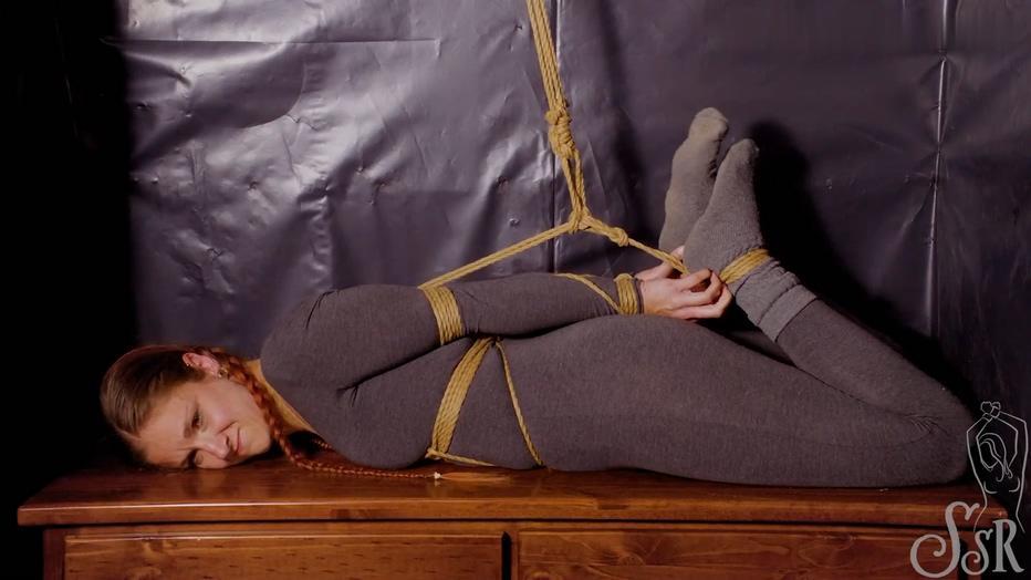 RACHEL ORGANA ROPE HOGTIE 雷切尔·奥加纳（小公主）被绳子绑住了！ 首先，她的双手被绑在前面，但她设法解开了绳子。 然后她被更彻底地绑在一条严格的捆绑带上，绑在天花板上，所以她甚至无法侧身滚动。 她绝对逃不过这一劫。Rachel Organa (brat princess) is tied up in ropes! First her hands are tied in front, but she manages to undo the ropes. Then she is tied up much more thoroughly in a strict hogtie, attached to the ceiling so she can’t even roll on her side. She definitely can’t escape this one.<br><br>
