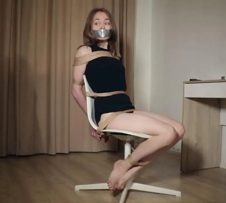 Finally tied up my sexy neighbor 玛雅是一位自信、性感的年轻女性，她知道自己的外表是完美的，她甚至不羞于为半裸的陌生人开门。 布里克认为她应该如此。 他梦想着抓住她，把她绑在椅子上，想玩多久就玩多久。Maya is a confident, sexy looking young woman, she knows that her look is perfect, and she is not even ashamed to open a door to a stranger half naked. Brick thinks she should be. He was dreaming about catching her, tying her to a chair and play for as long as he desires.  