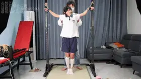 【心悦艺束】-欢欢回归作，突然回来拍摄，有点猝不及防，这次把两手都吊起来，可以轻松挠到腋窝，她的腋窝超级怕痒哈哈。 关于解压：百度云文件因为太容易和谐了。所以尝试使用双重压缩，第一个后缀名7z的解压文件解压出来之后，是一个后缀名.7的文件，改成.7z 即可正常解压。解压出来的视频，后缀名改为.mp4即可。如果有不明白可以加Q给你解答一下。<br>定拍，模特应聘，请加Q2386945992。<br>海外用户请用Telegram：xybondage。<br>或者联系邮箱：xybondage@qq.com<br>视频中的衣物，丝袜，道具有需要的也可联系我。<br>解压密码是：xyys<br>视频格式：1080P 50帧