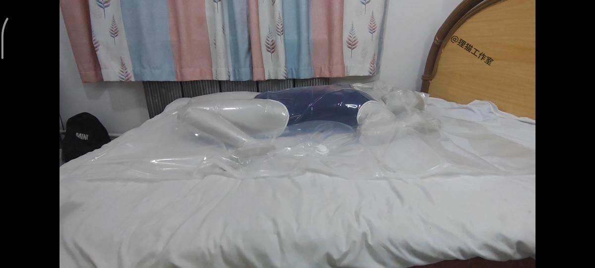 定拍公开：四次真空袋压缩制作娃娃 【狸猫工作室】真的很抱歉各位，最近由天气特别热，我和M事情太多太多，差点就不做不下去了，不过我们又回来了，这次是定拍老板让转得公开，感谢老板，主要就是我开始接触真空袋了，以后在视频中加入真空元素，之前得呼吸训练也属于为真空锻炼，本次视频，是将娃娃塞进真空袋四次，还尝试用了手动泵，最后一次给娃娃抽的特别紧致，由于刚接触，有问题会以后慢慢改正，还是感谢大家支持！<br>工作室接线下，定拍，或者想参与的，支持赞助。联系方式：<span style='color:#b0b0b0;'>[隐藏文字，购买后可见]</span>