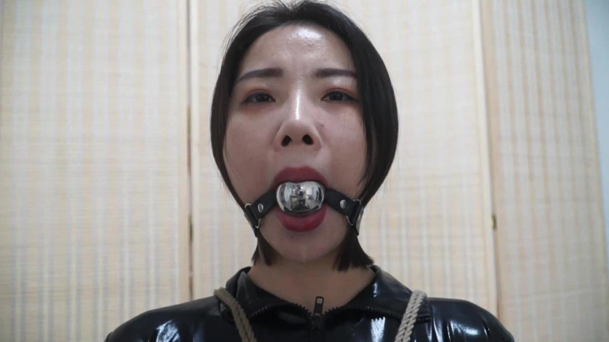 逍遥定拍 柳洋捆绑三种口球口水流不停 之前在逍遥工作室定拍的圈内名模柳洋 全身皮衣捆绑 高跟鞋被三种口球轮流堵嘴 口水从开始流到结束流个不停 分享出来供大家欣赏 后续大家有好的拍摄建议也可留言或私信<span style='color:#b0b0b0;'>[隐藏文字，购买后可见]</span>也请大家下载完成后解压观看 在线解压非常容易被和谐 感谢大家的支持