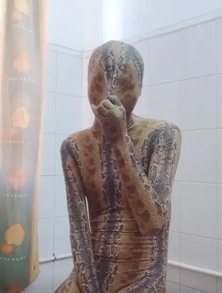 蛇纹zentai+玩水 某一次录完视频之后想起的玩法，于是也录下来了。。因为当时本来打算脱下来了所以假胸已经拿走了，水打在脸上有点Zx感，瞬间又兴奋起来，但其实是能呼吸的只是有点难受而已，然后又玩到喷出来了。