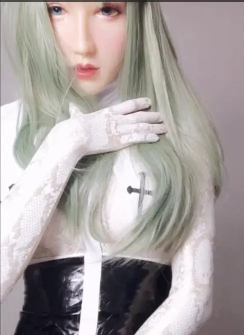 黄金蟒zentai+mask修女服zj 里面是全包款zentai，全是看不见，什么都是提前摆放好。。。但不得不说，黄金蟒zentai真的好棒，戴上头套后也不会显五官(视频里戴了mask，没有看到里面头套)，其他还是那样，最最最喜欢就是震到喷之后流出来。。。本来还是CG之后还要继续，但还是放弃了。有机会再试试。。。<br>这个假发，是自己剪的，所以。。。不好看。。。